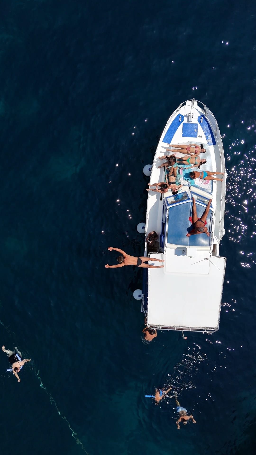 Vista dall'alto della barca Marlin sul mare cristallino