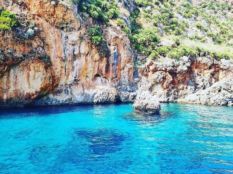 Arco di roccia sul mare turchese della Riserva