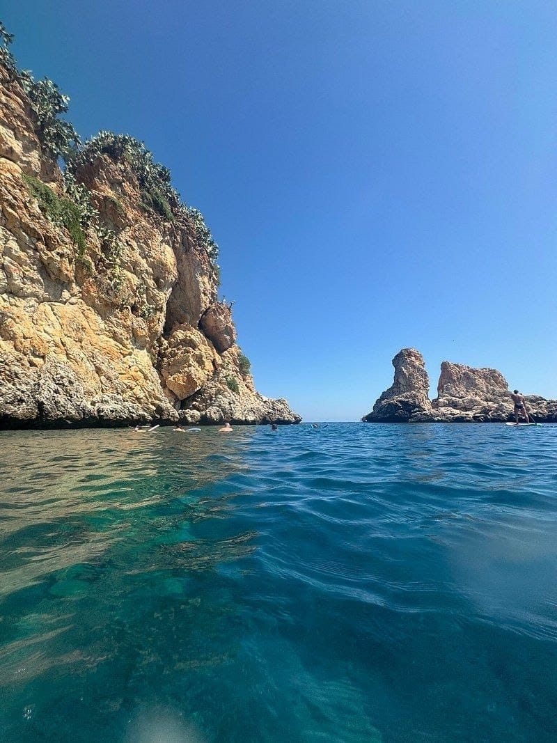 Acqua turchese cristallina nella Grotta degli Innamorati