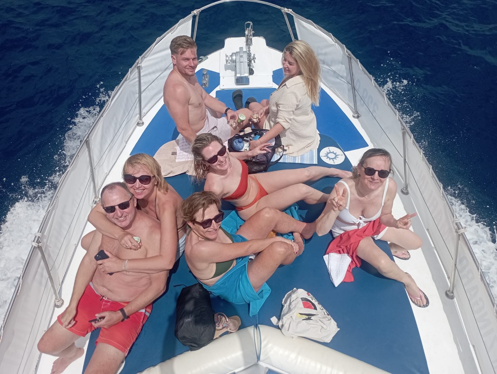 Gruppo di persone felici a bordo della Marlin