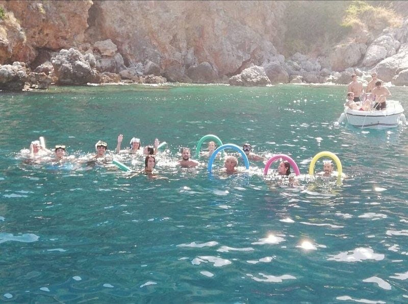 Bagno di gruppo in una cala della Riserva dello Zingaro