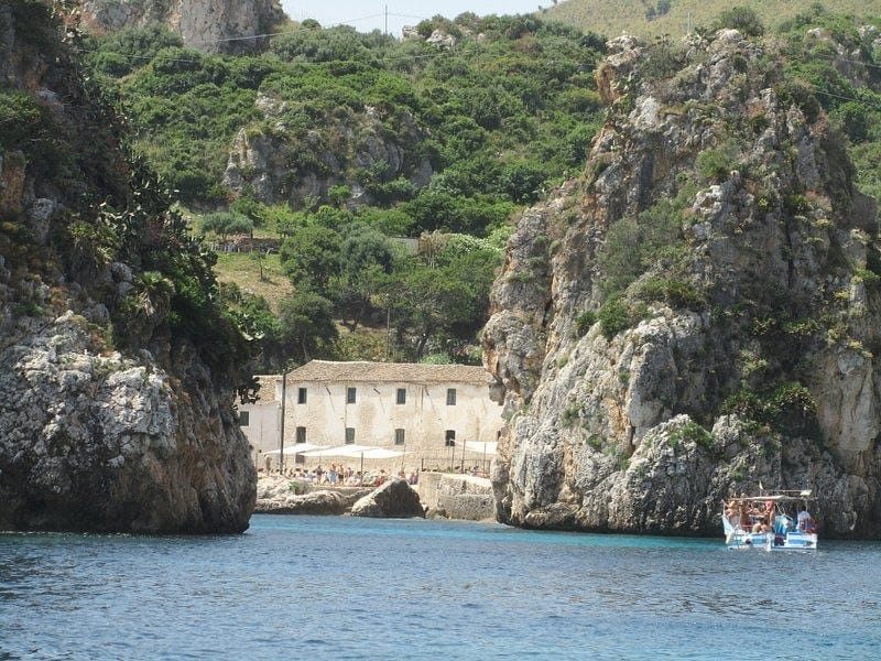 I faraglioni e la tonnara di Scopello, dove si fa l'aperitivo